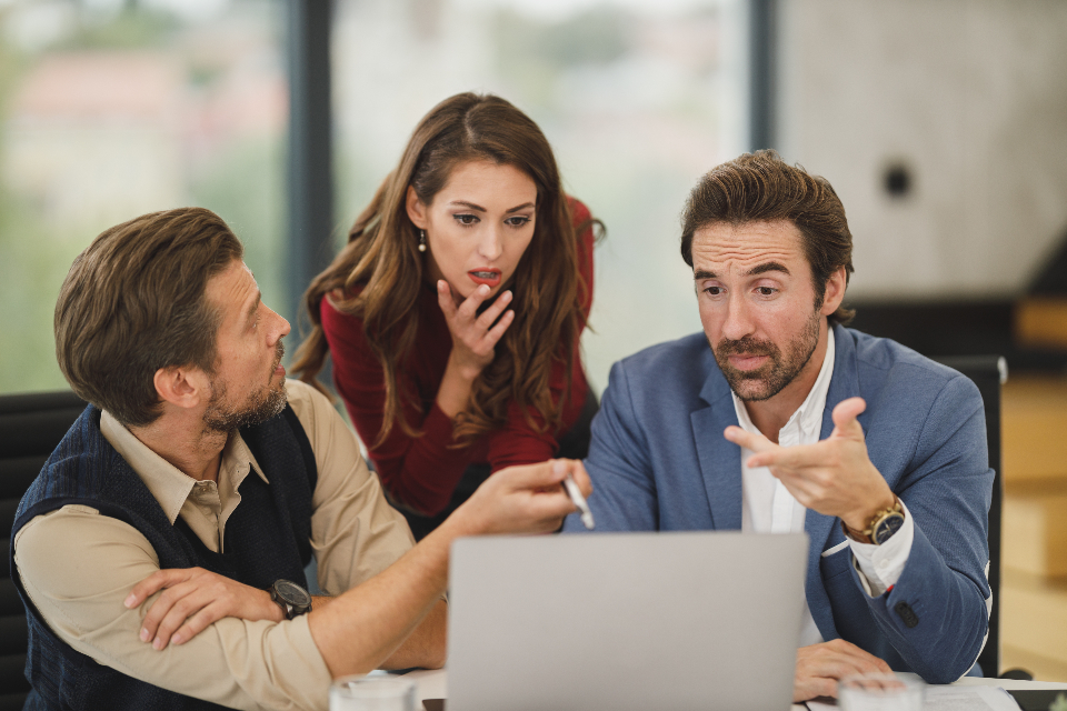 Colegas colaborando en una oficina, reflejando las habilidades de español de negocios usadas en los mercados hispanohablantes