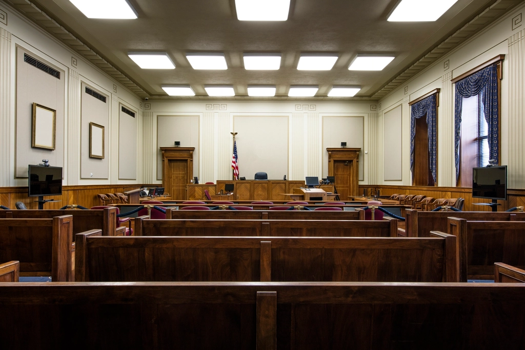 Interior de una sala de tribunal federal de EE. UU. donde la competencia en lenguaje legal afecta los resultados de los casos