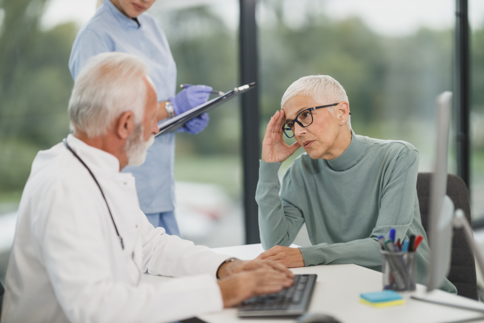 Médico conversando con un paciente en una clínica donde el español médico mejora la comunicación