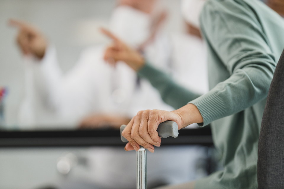 Profesional de la salud atendiendo a un paciente mayor en un entorno hospitalario